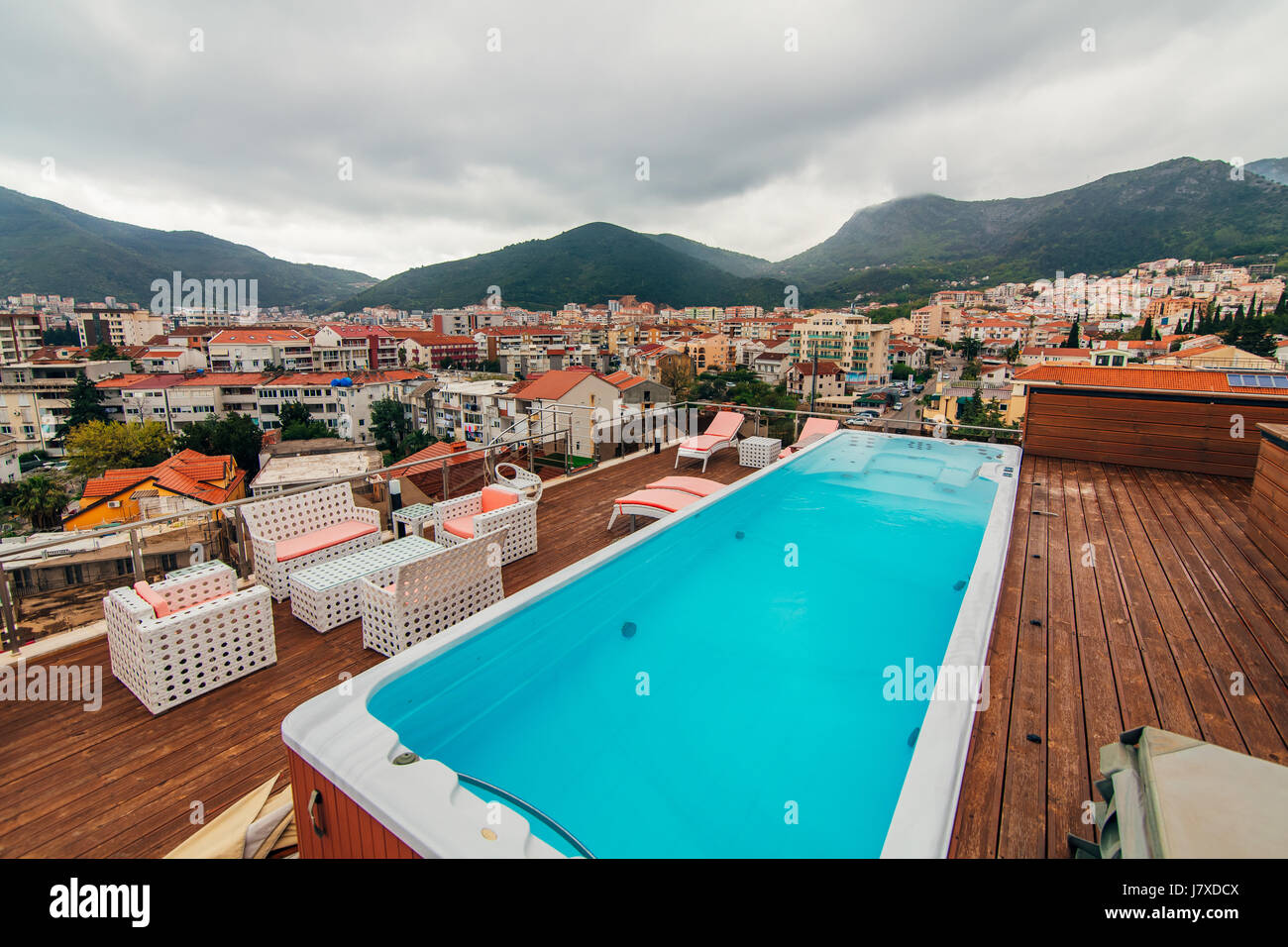 Swimmingpool auf dem Dach eines Hauses Stockfoto