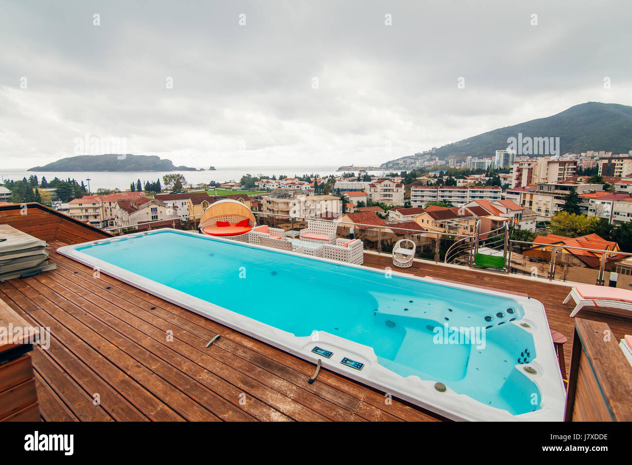 Swimmingpool auf dem Dach eines Hauses Stockfoto