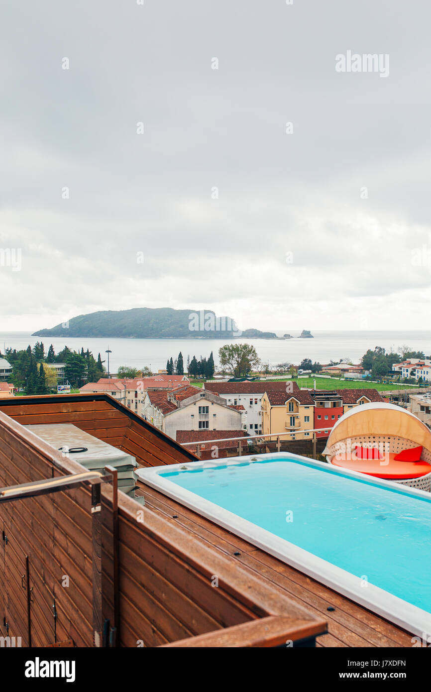 Swimmingpool auf dem Dach eines Hauses Stockfoto