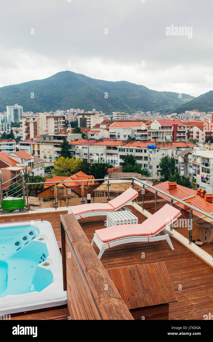 Swimmingpool auf dem Dach eines Hauses Stockfoto