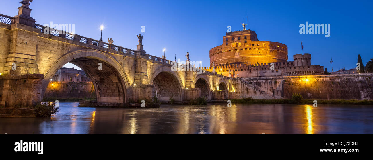 Schöne Engel Brücke und Schloss in Abend-Beleuchtung, Herbst Rom, Italien Stockfoto