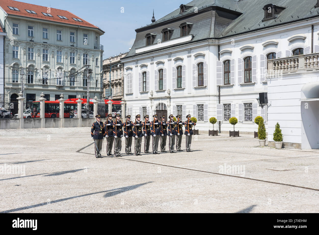 Die Änderung od Wache im Präsidentenpalast in Bratislava Stockfoto