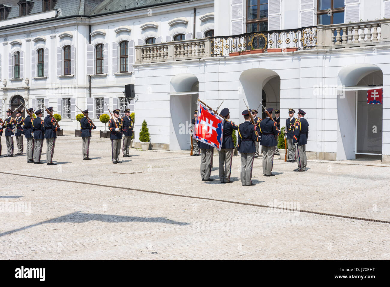 Die Änderung od Wache im Präsidentenpalast in Bratislava Stockfoto