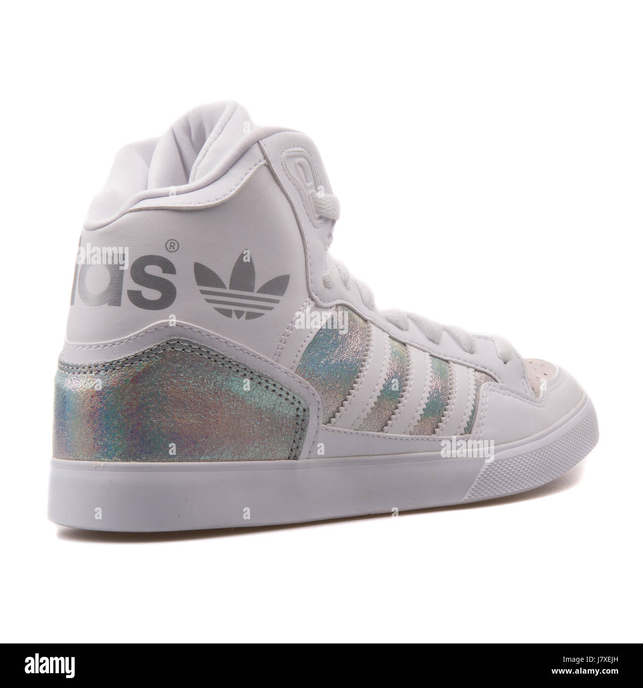 Adidas Extaball W Frauen irisierend weiß mit Metallic-Silber Leder Sneakers  - S77398 Stockfotografie - Alamy