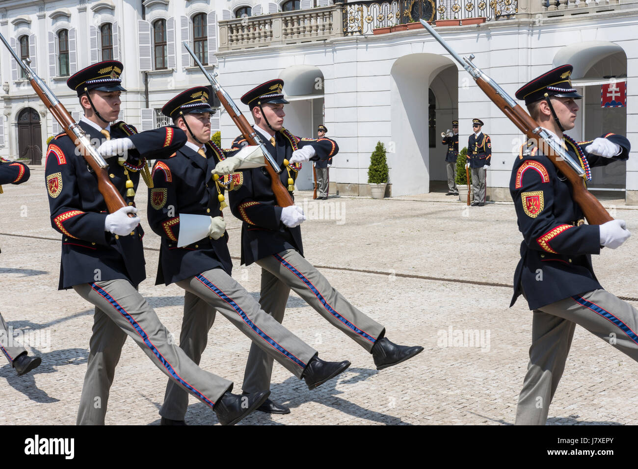 Die Änderung od Wache im Präsidentenpalast in Bratislava Stockfoto