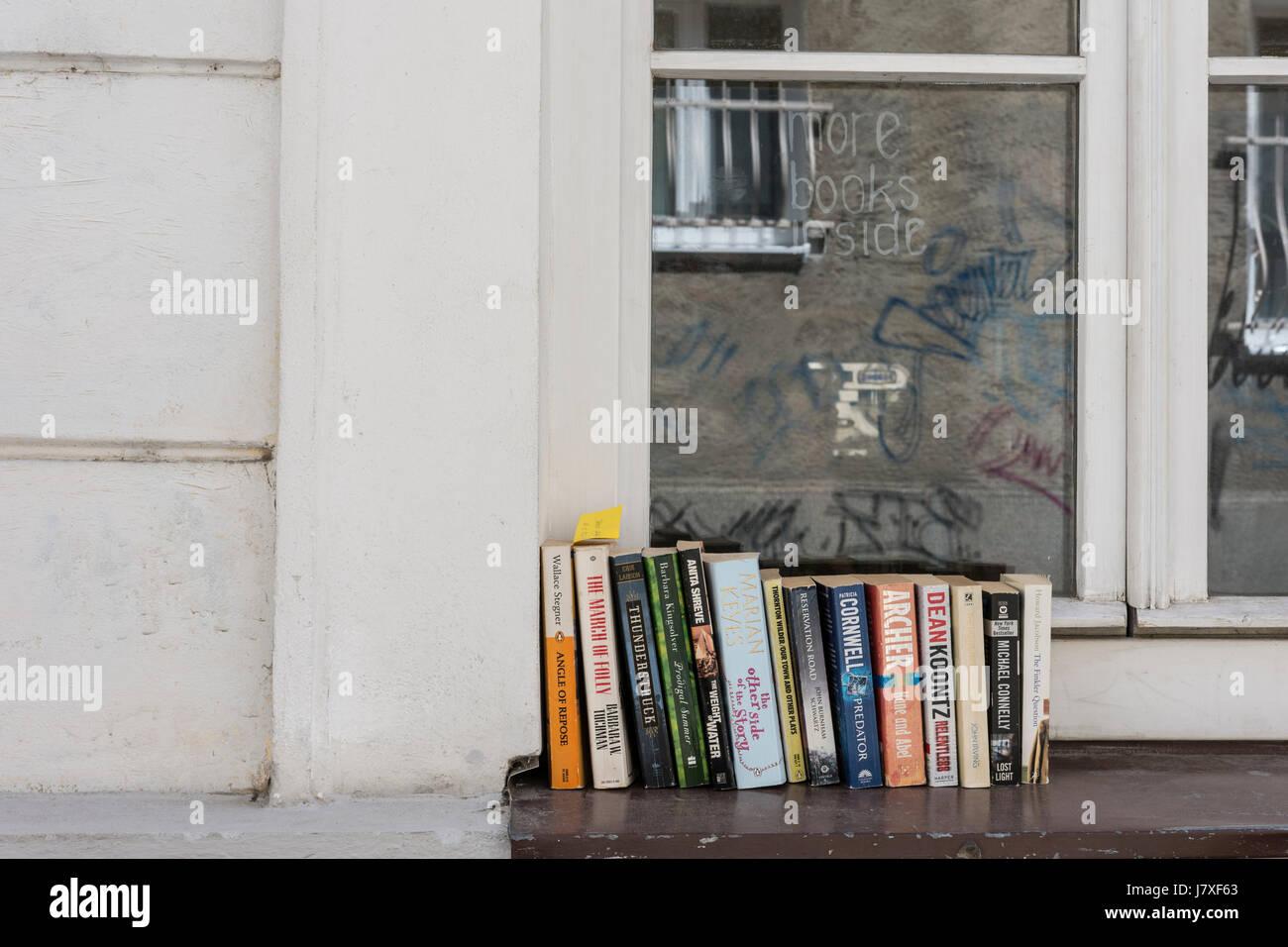 Einige alte Bücher auf das Fenster Stockfoto