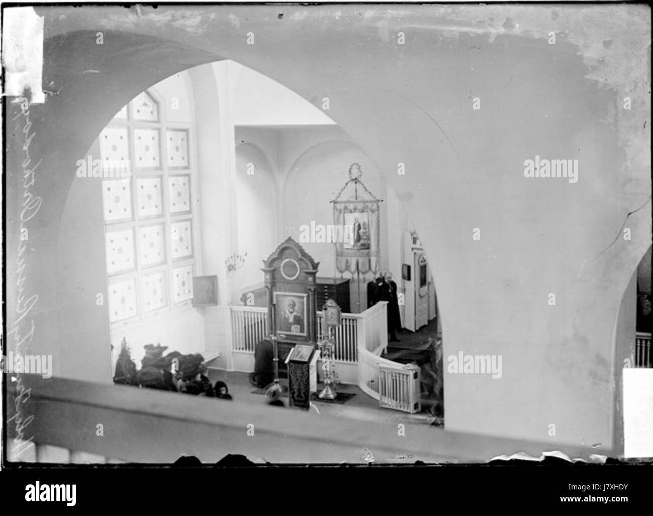 Dieses Bild aus dem Jahr 1905 zeigt einen Mann, der vor der Heiligen Dreifaltigkeit in Chicago kniet, aufgenommen von den Chicago Daily News. Sie hebt die religiöse Hingabe und die kulturellen Praktiken der Epoche hervor. Stockfoto