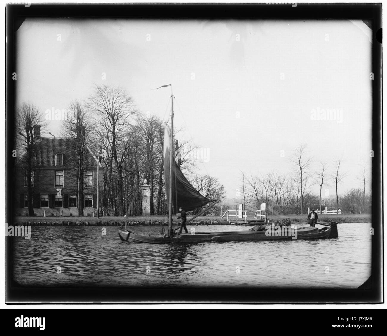 Dieses Bild, das von Jacob Olie erstellt wurde, zeigt das Gebiet von Amsteldijk und bietet einen historischen Blick auf diesen spezifischen Ort. Das Foto ist eine hochauflösende Darstellung der Straßenlandschaft, die das Amsterdam aus dem 19. Jahrhundert widerspiegelt. Stockfoto