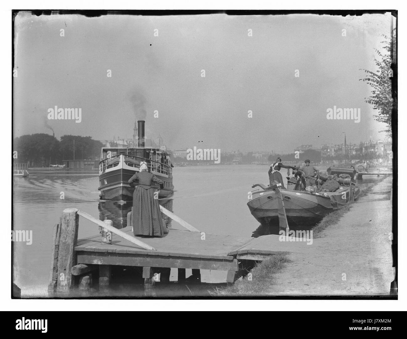 Dieses Foto, aufgenommen von Jacob Olie, zeigt die Amstel-Gegend in hoher Auflösung. Olie ist bekannt für seine detailreichen, historischen Fotografien und fängt eine bedeutende Szene Amsterdams ein und hebt seine einzigartige Architektur und urbane Landschaft hervor. Stockfoto
