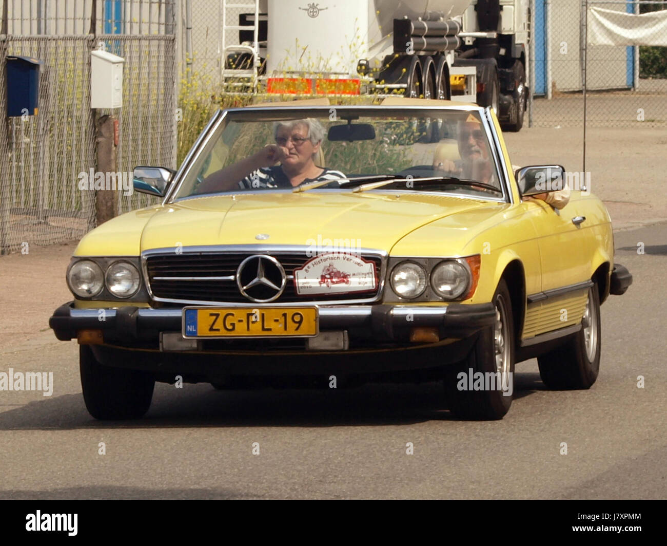 Der Mercedes Benz 380 SL von 1982 ist ein Luxussportwagen, der für seine Leistung und sein elegantes Design bekannt ist. Mit seinem leistungsstarken Motor ist er eines der legendären Modelle der 1980er Jahre und vereint Stil und Funktion. Stockfoto