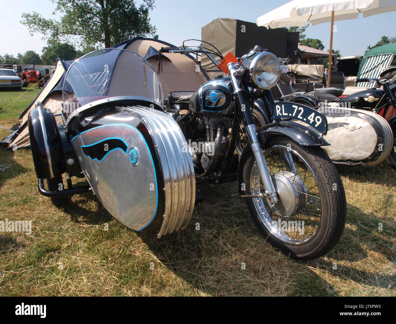 Ein 1955 AJS 55/16 MS Motorrad, das sein Vintage-Design und die typischen mechanischen Merkmale von Motorrädern aus der Mitte des 20. Jahrhunderts zeigt. Stockfoto