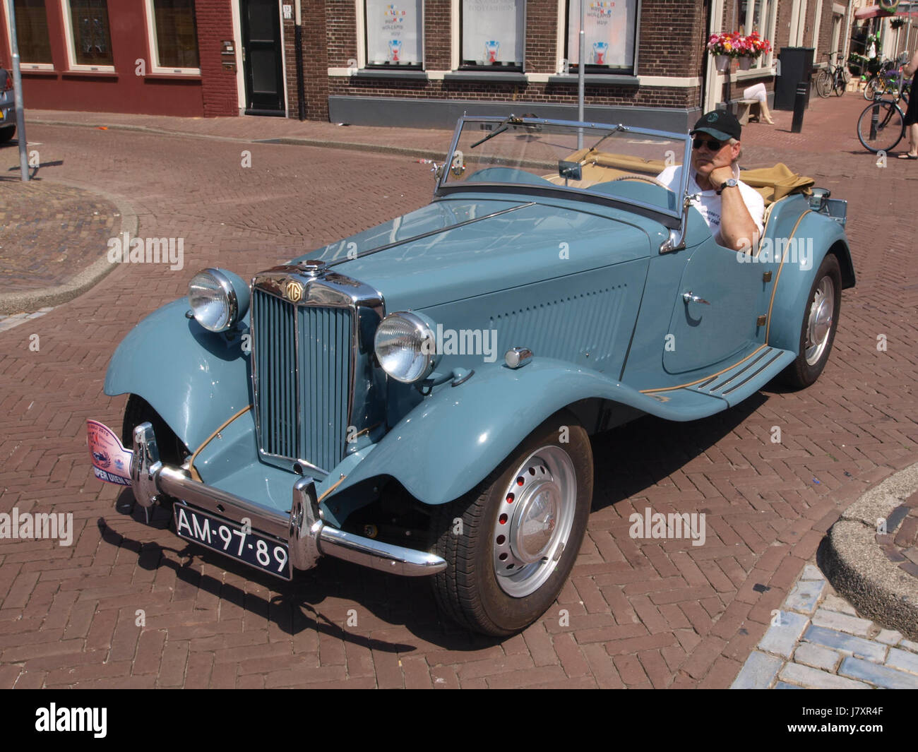 Der 1959 MG TD ist ein klassischer britischer Sportwagen mit stilvollem Roadster-Design. Dieser Oldtimer ist bekannt für seine kompakte Größe, seine sportliche Leistung und sein zeitloses Erscheinungsbild, was ihn zu einem Sammlerstück macht. Stockfoto