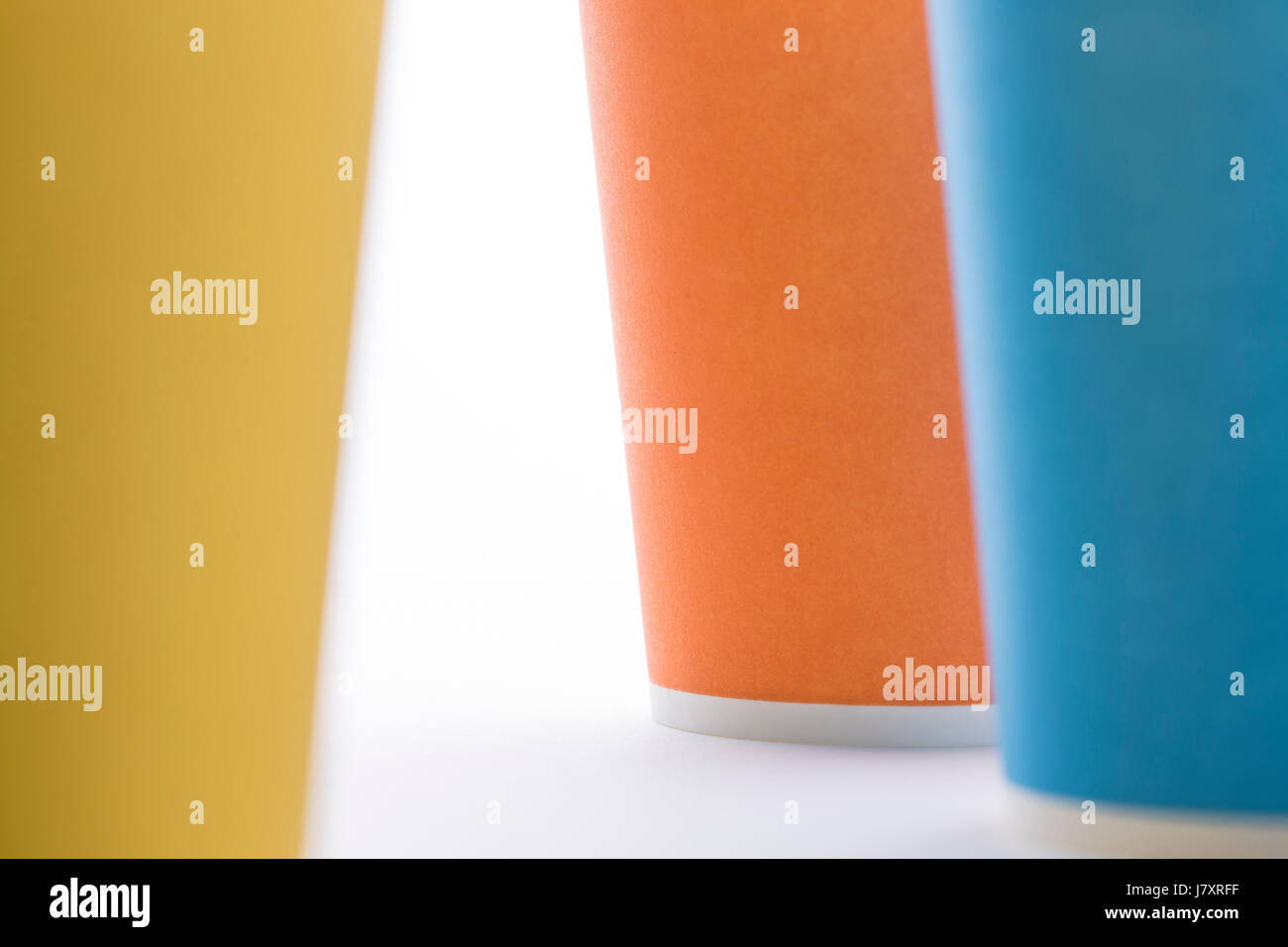 Abstrakte Komposition von gelb, blau und orange Pappbecher. Stockfoto