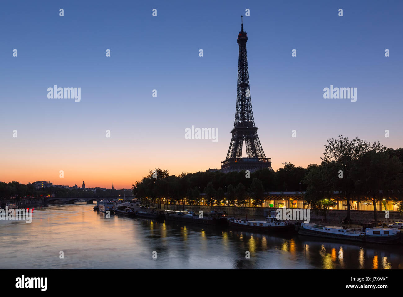 Eiffelturm und Seine vor der Morgendämmerung in Paris, Frankreich Stockfoto