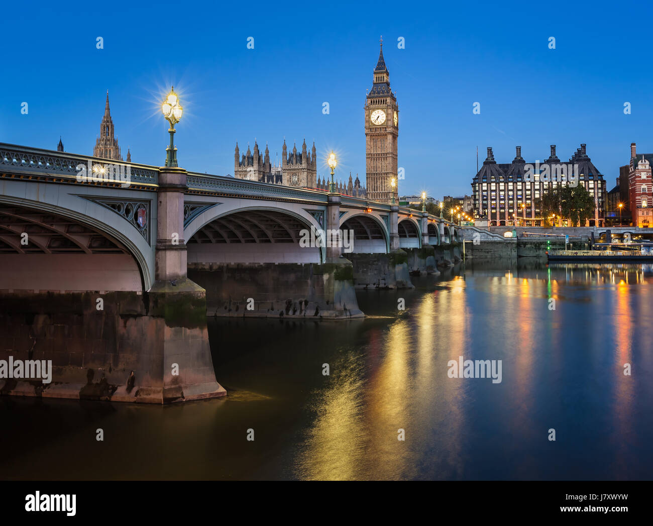 Big Ben, Queen Elizabeth Tower und Westminster Bridge beleuchtet am Morgen, London, Vereinigtes Königreich Stockfoto