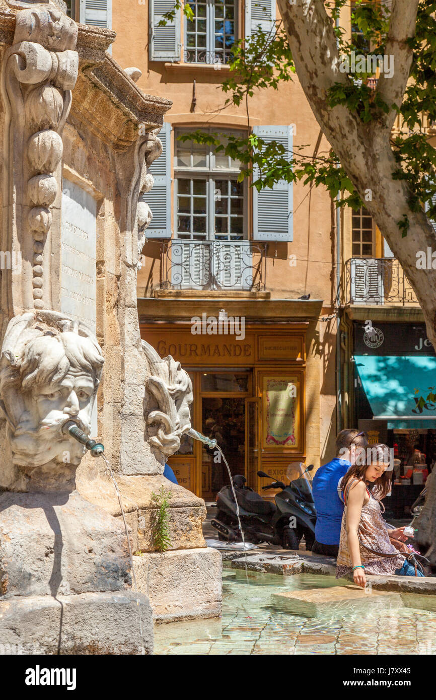 Zwei Frauen am Brunnen am Place de l ' Hotel de Ville, Aix-En-Provence, Frankreich Stockfoto