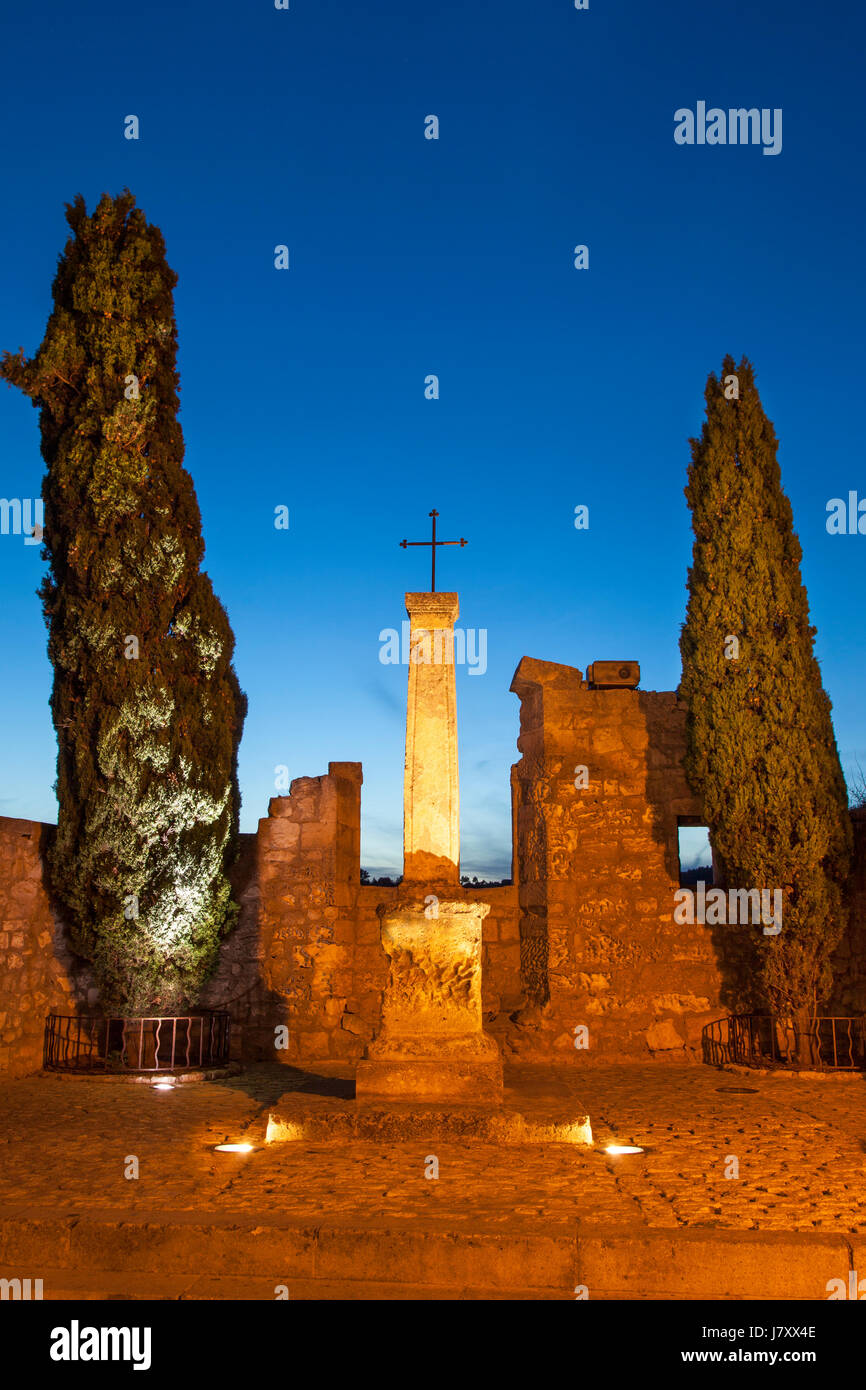Gedenkkreuz am Eingang zur mittelalterlichen Stadt Les-Baux-de-Provence, Frankreich Stockfoto