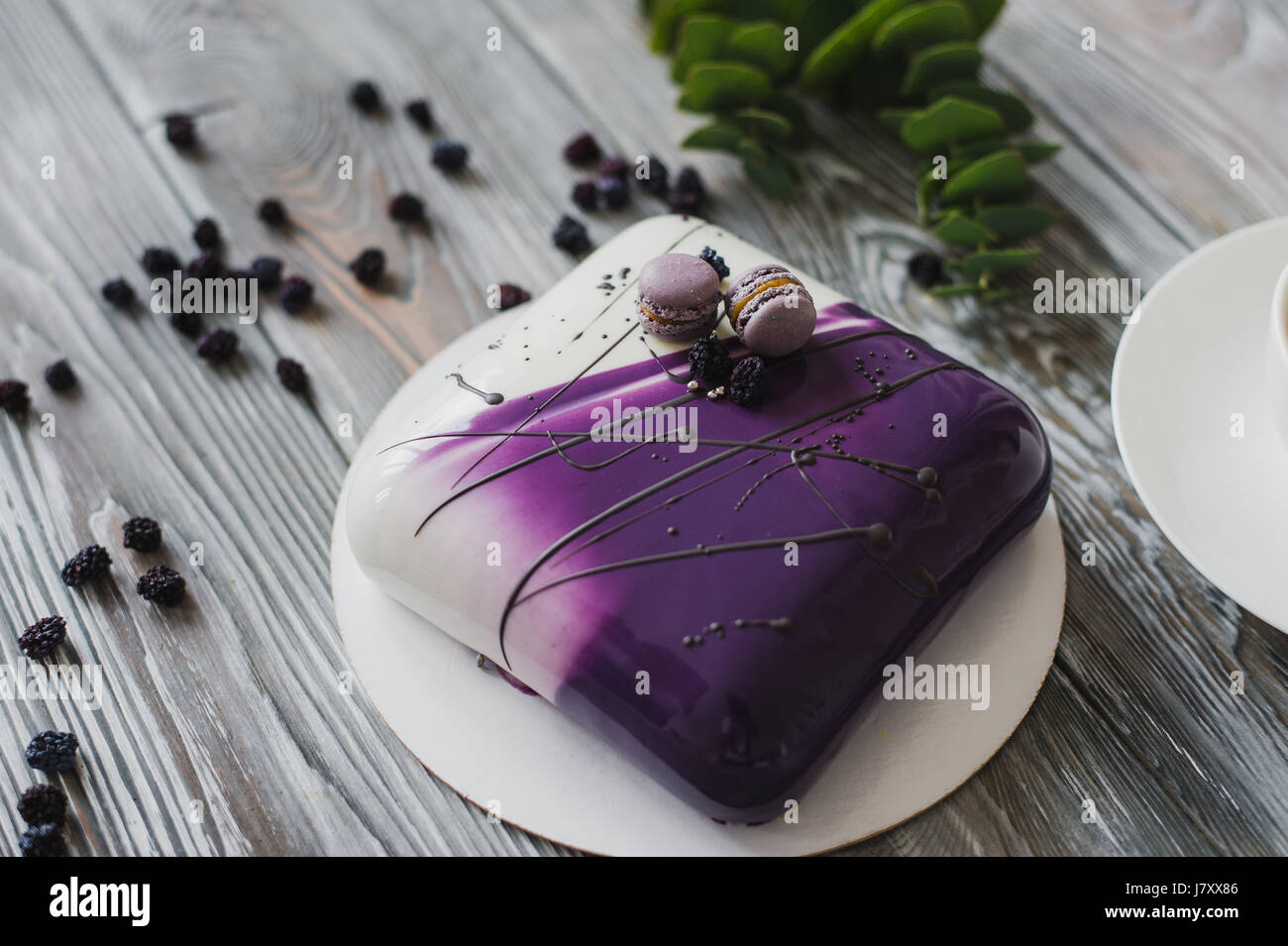 Traditionelle lila Beere Torte und Macarons Souffle Dessert und Mandel ...