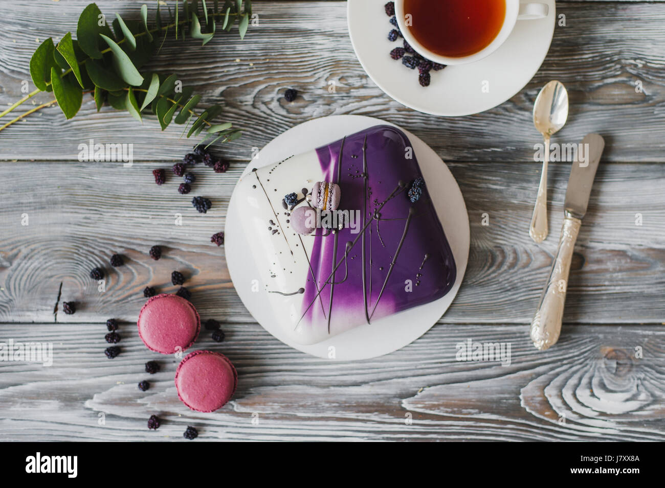 Traditionelle lila Beere Torte und Macarons Souffle Dessert und Mandel ...