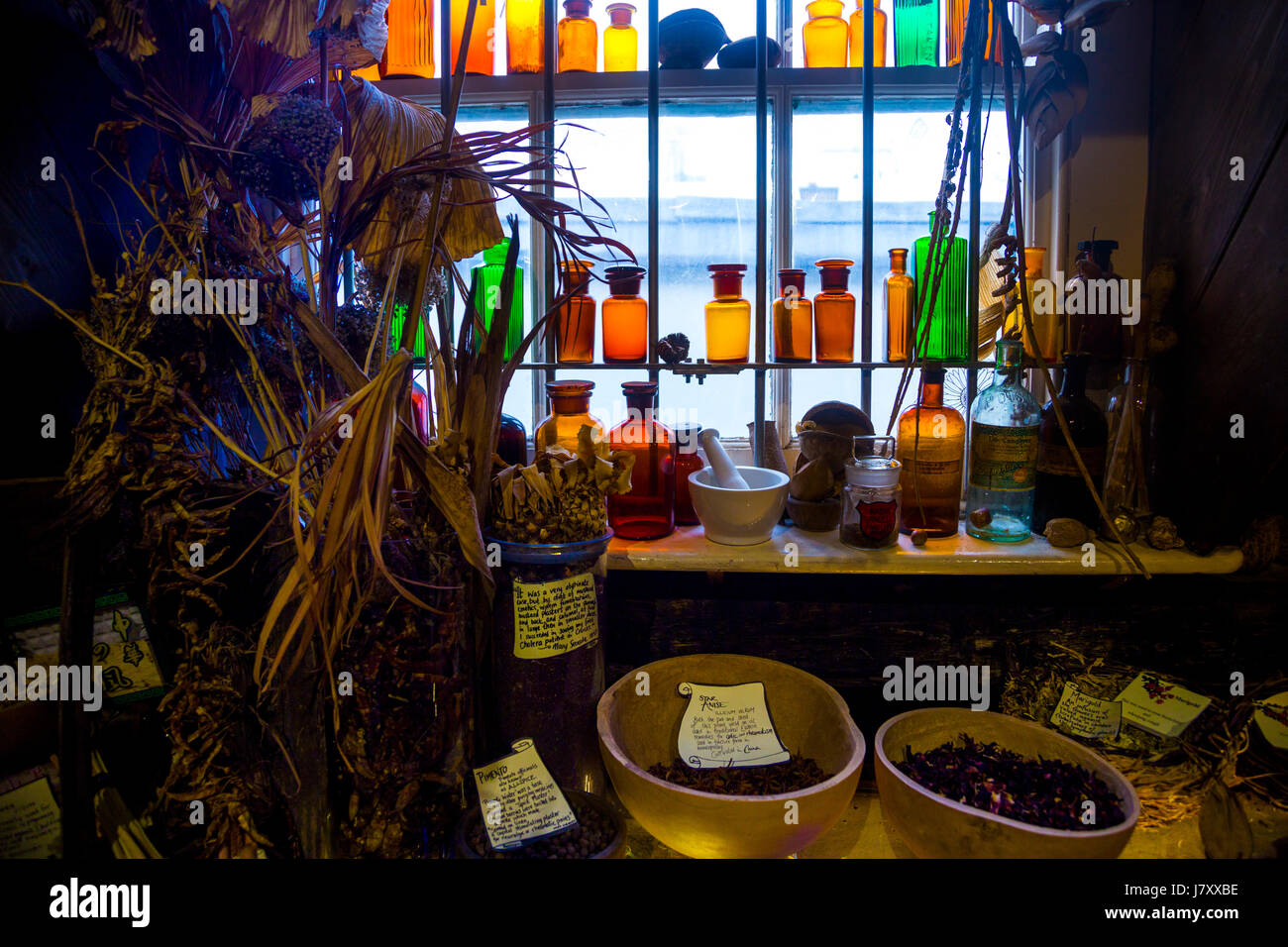 Bunte Medizin Gläser und Flaschen auf einem altmodischen Apotheke Kräuterkundige (Old Operating Theatre Museum und Kraut Garret, London, UK) Stockfoto