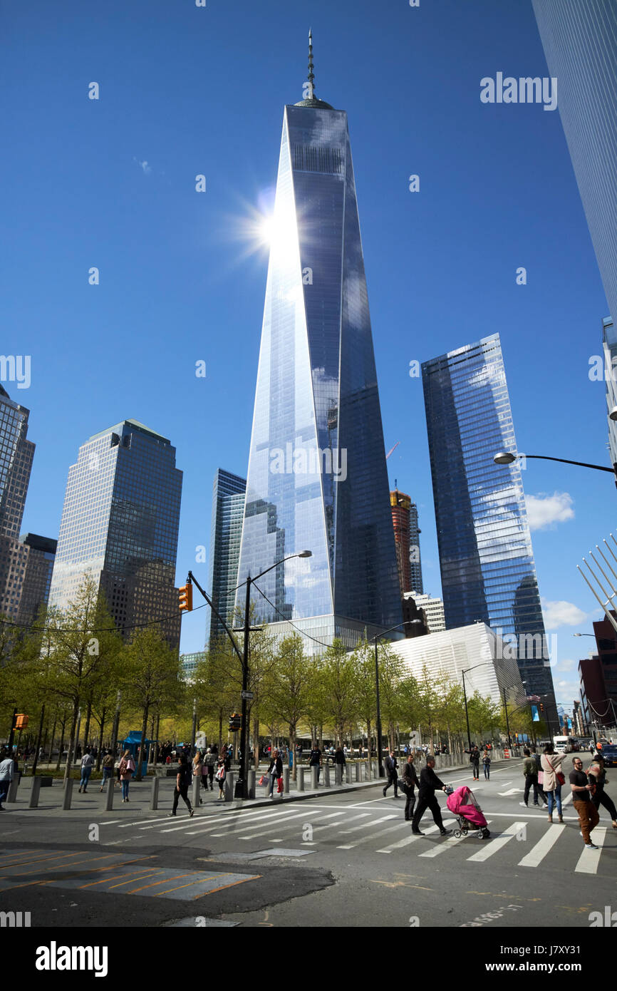 ein Gebäude und Ground Zero 9/11 Memorial and New York City USA Stockfoto