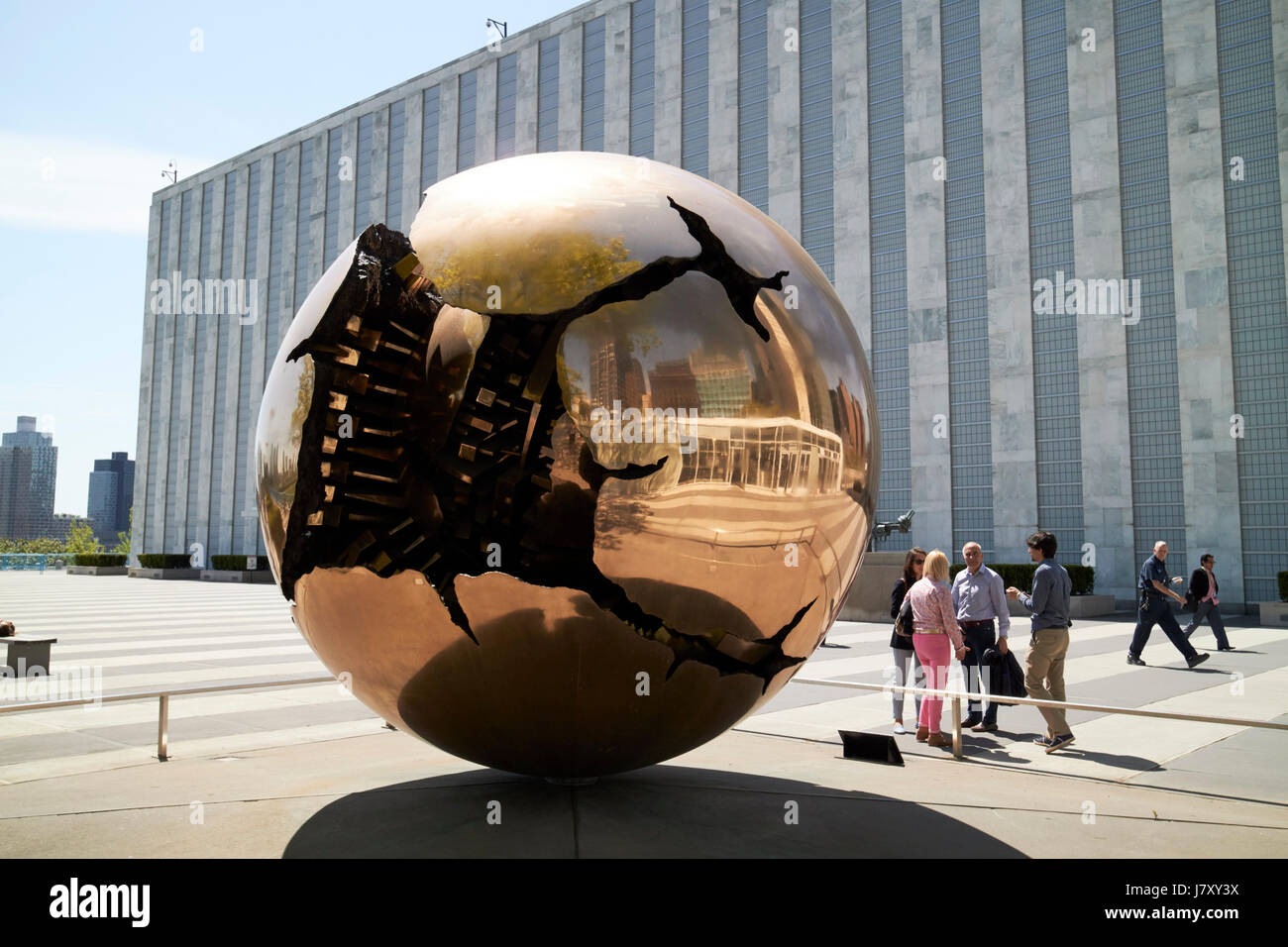 Kugel in eine Kugel-Skulptur vor dem Generalversammlung Gebäude der Sitz der Vereinten Nationen, New York City USA bauen Stockfoto