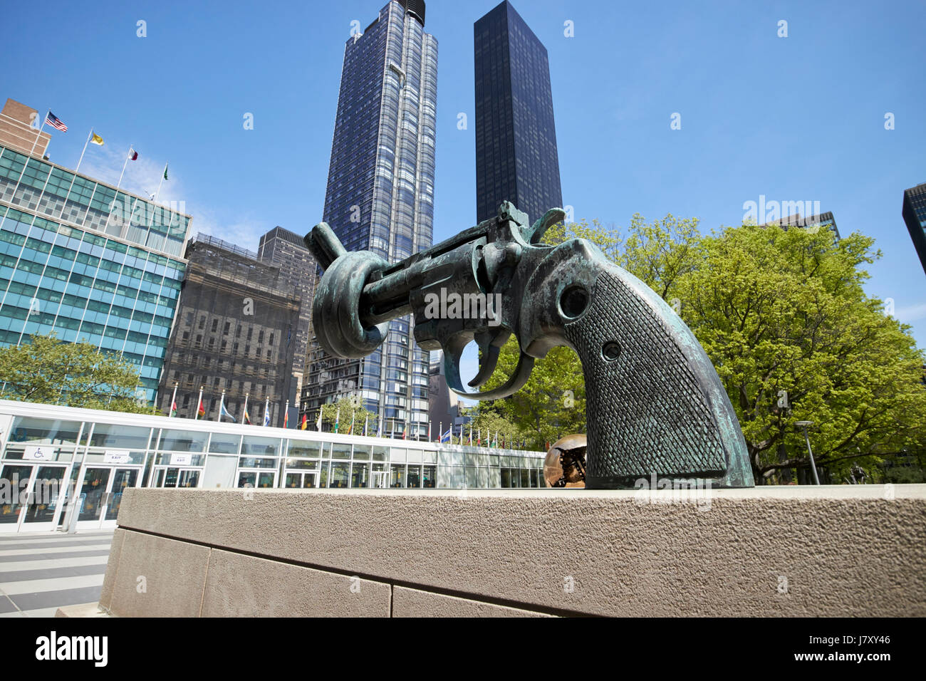 Gewaltlosigkeit verknotet Waffenskulptur am Hauptsitz Vereinten Nationen, New York City USA bauen Stockfoto