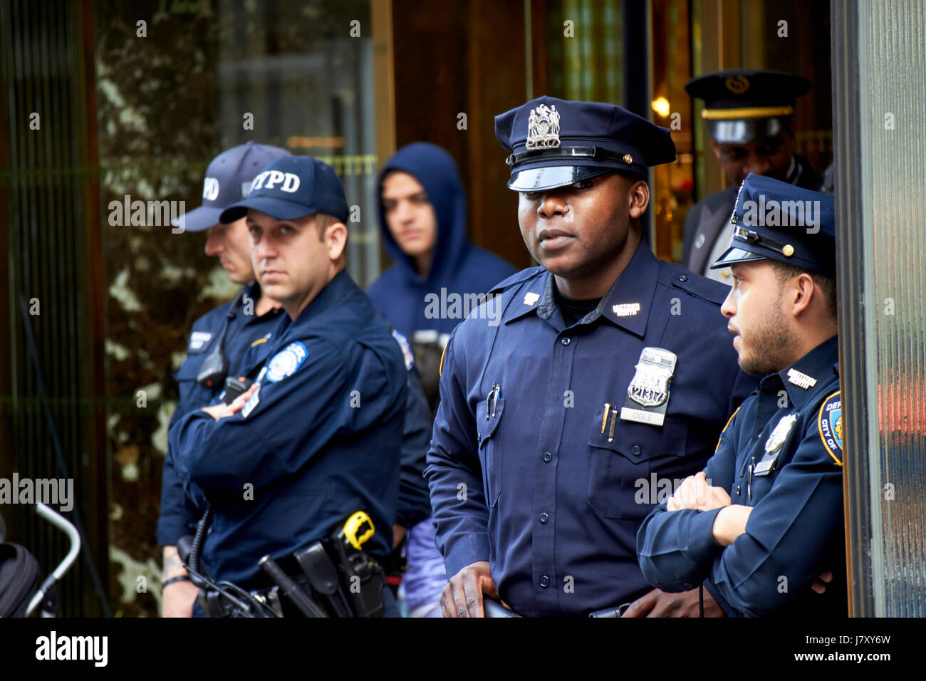 NYPD schützende Sicherheit Detail vor Eingang Trump Tower Manhattan New York City USA Stockfoto