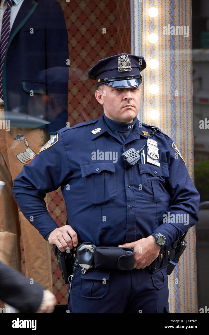NYPD schützende Sicherheit Detail außerhalb von Trump Tower Manhattan New York City USA Stockfoto
