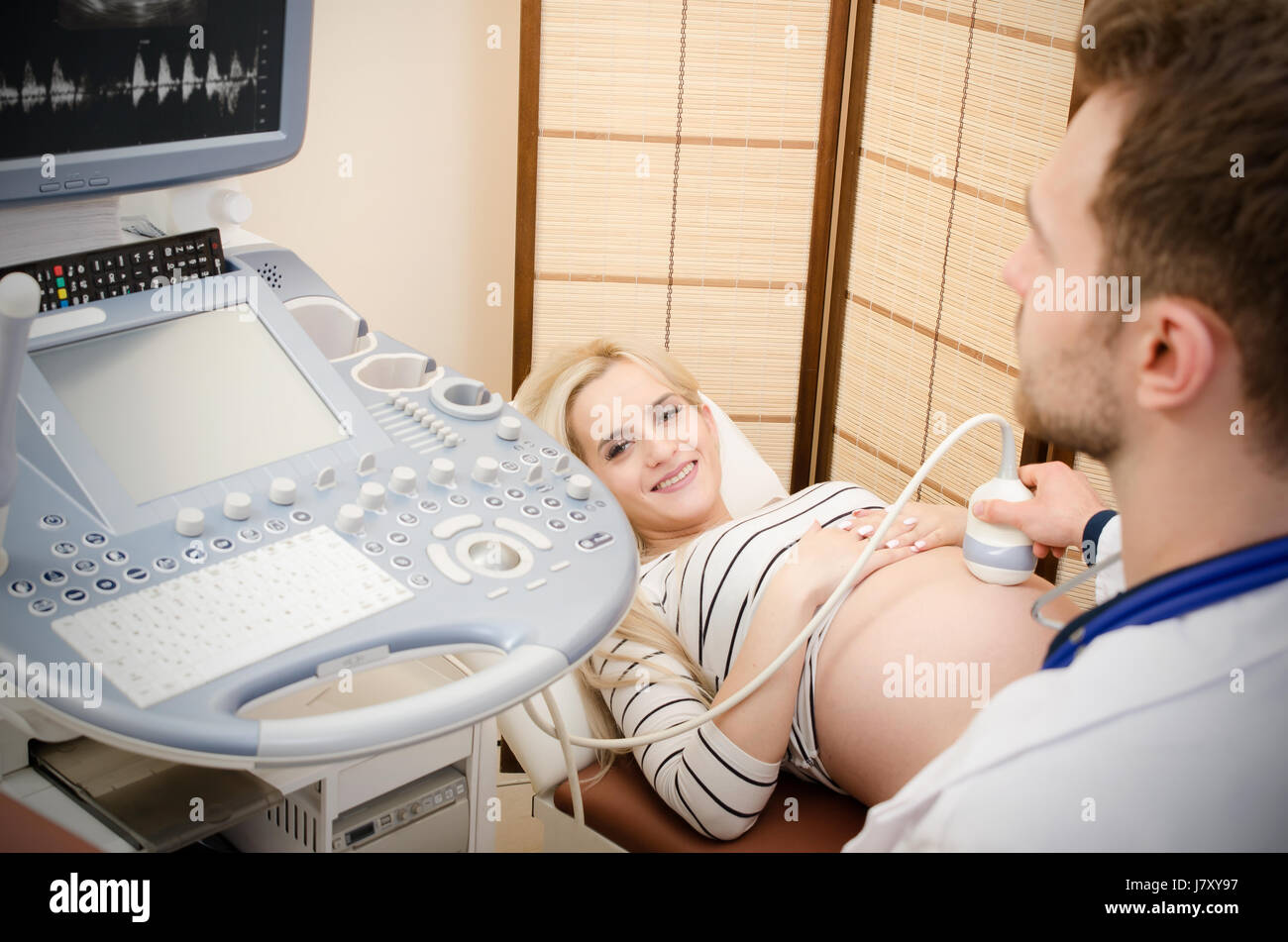 Schwangere Frau beim Arzt. Ultraschall-Diagnostik-Maschine. Ultraschall Frau schwanger Arzt Schwangerschaftsvorsorge Klinik medizinisches Konzept Stockfoto