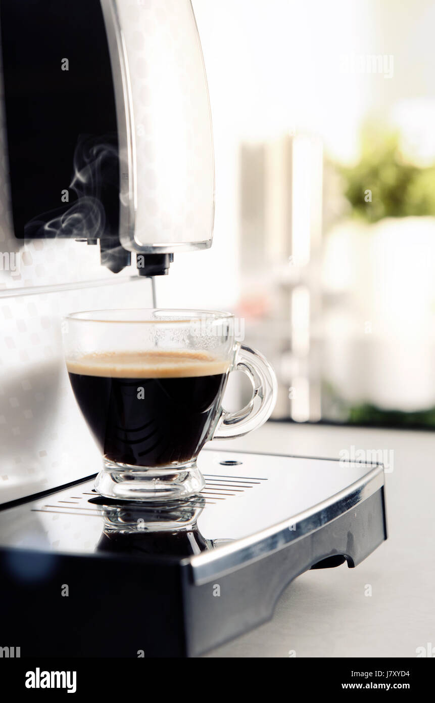 Zu Hause professionelle Kaffeemaschine mit Espresso-Tasse. Kaffee Maschine Espresso Tasse heiße italienische weiße Küchenkonzept Stockfoto