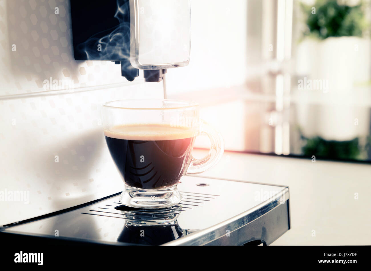 Zu Hause professionelle Kaffeemaschine mit Espresso-Tasse. Kaffee Maschine Espresso Tasse heiße italienische weiße Küchenkonzept Stockfoto
