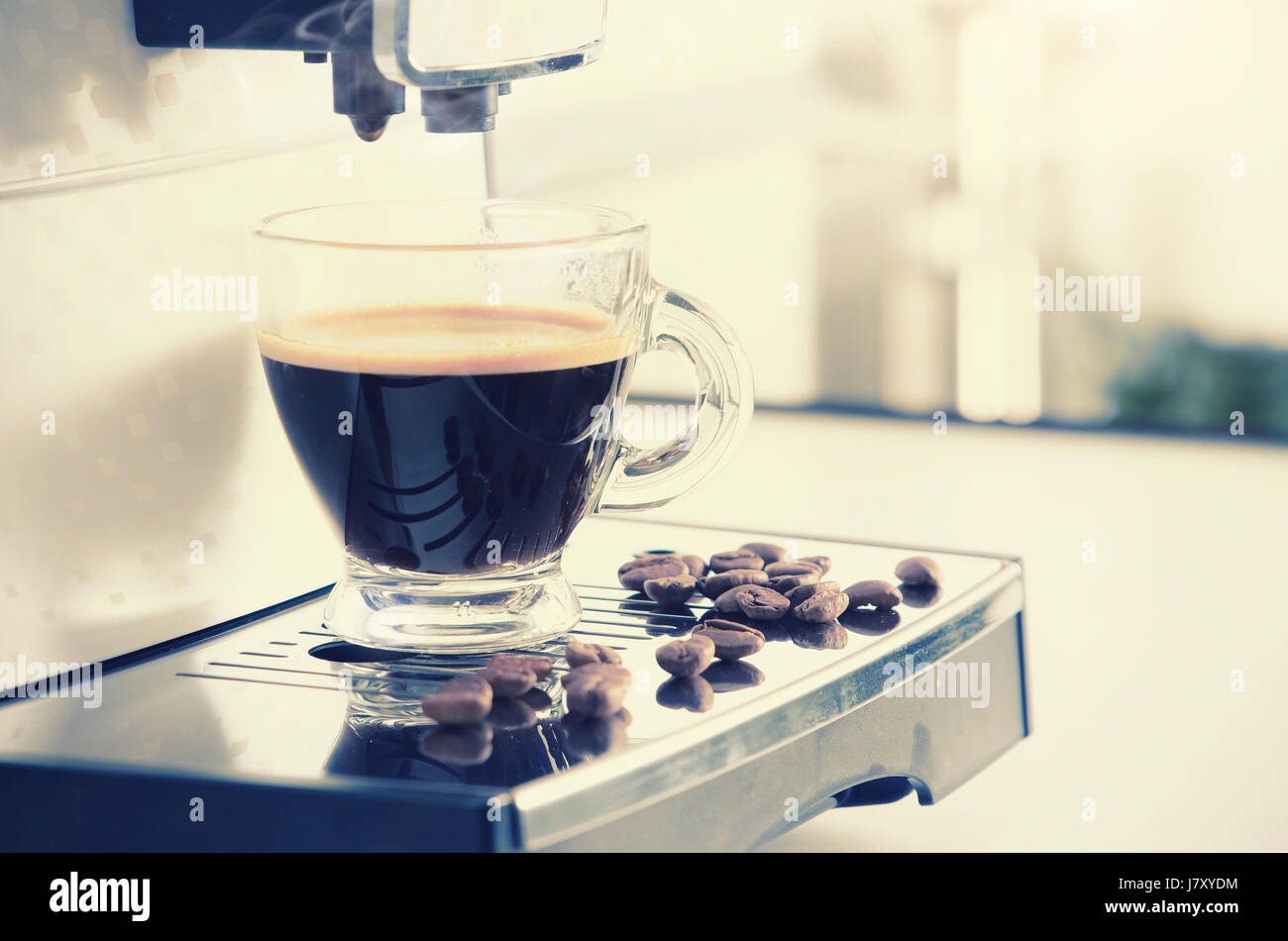 Zu Hause professionelle Kaffeemaschine mit Espresso-Tasse. Kaffee Maschine Espresso Tasse heiße italienische weiße Küchenkonzept Stockfoto