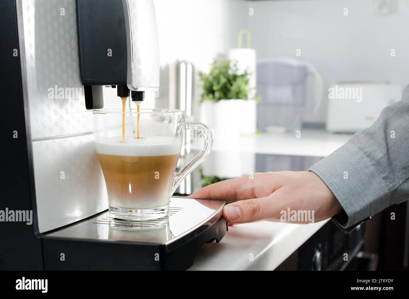 Zu Hause professionelle Kaffeemaschine mit Cappuccino-Tasse. Kaffee  Maschine Latte Macchiato Cappuccino-Milchschaum zubereiten Konzept  Stockfotografie - Alamy