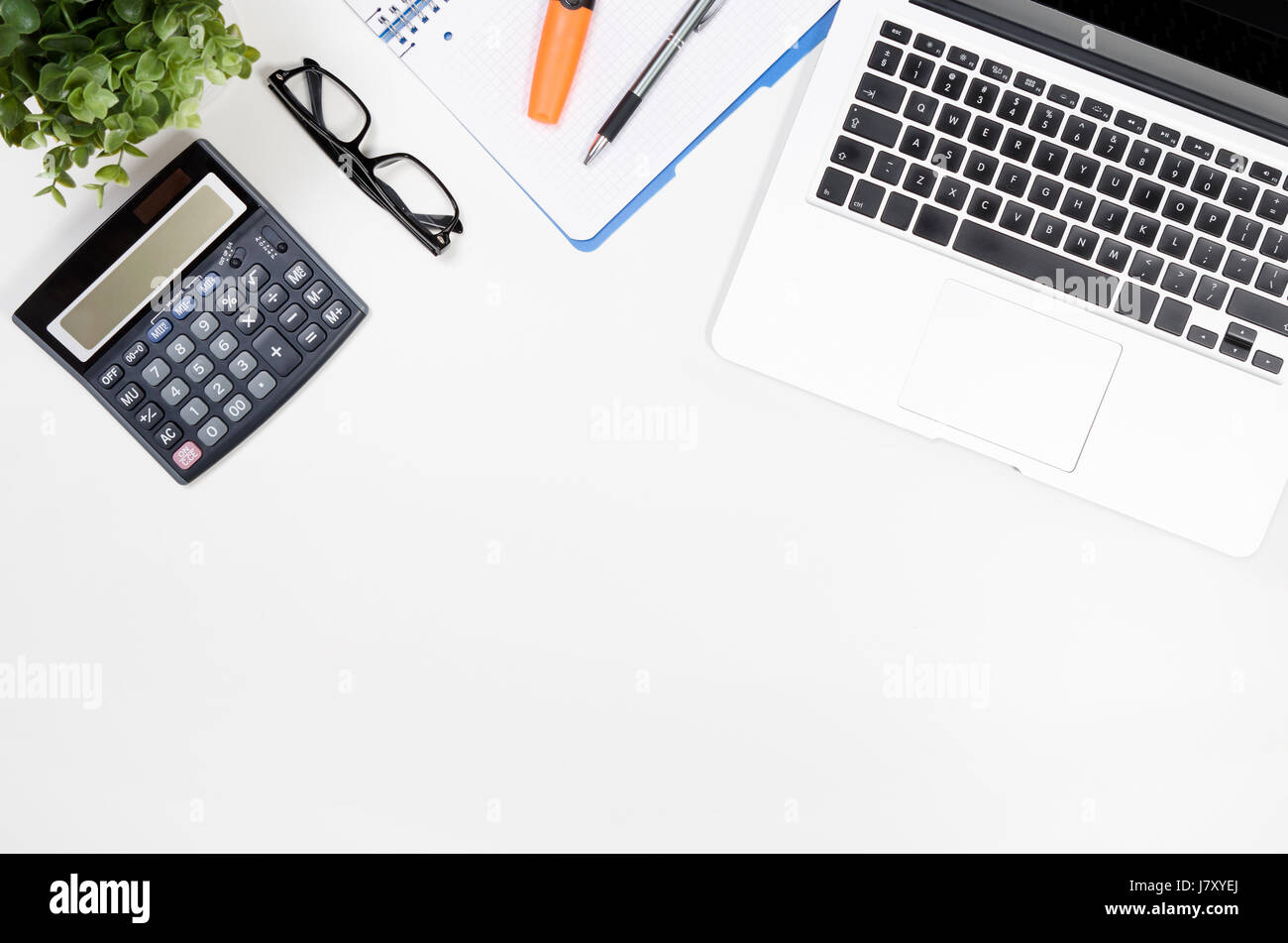 Weißer Schreibtisch Bürotisch mit Laptop, Bürobedarf Draufsicht Stockfoto