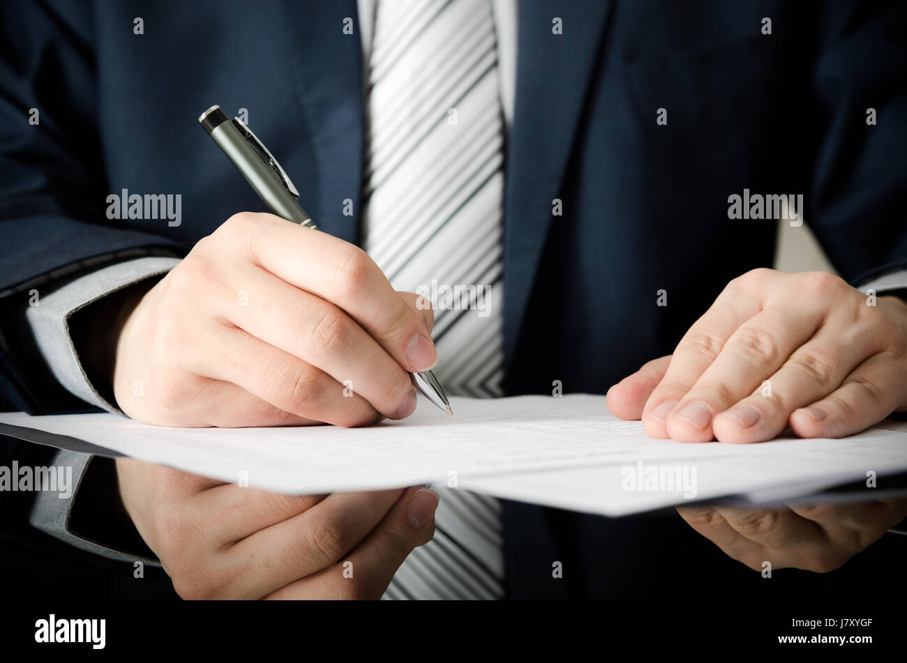 Geschäftsmann unterschreibt einen Vertrag. Mann Vertragsunterzeichnung Handschrift Stift schreiben Papier Konzept Stockfoto
