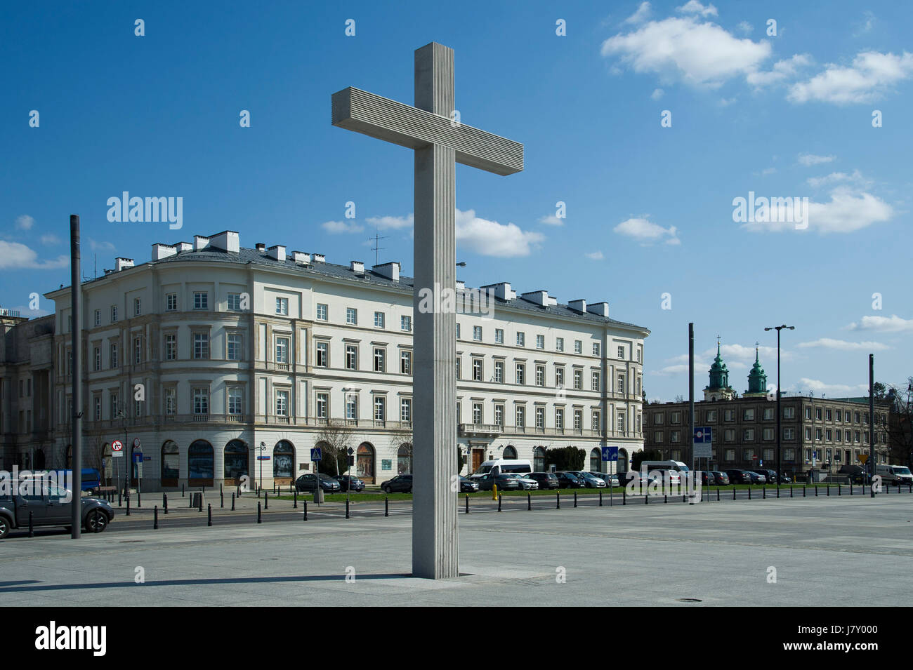 Kreuz markiert ein Besuch von Papst Johannes Paul II. in 1979 über Jozef Pilsudski Platz in Warschau, Polen, 4. April 2017 © wojciech Strozyk/Alamy Stock Foto Stockfoto