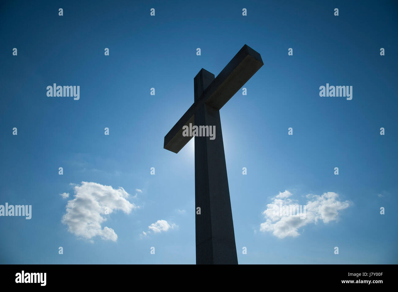 Kreuz markiert ein Besuch von Papst Johannes Paul II. in 1979 über Jozef Pilsudski Platz in Warschau, Polen, 4. April 2017 © wojciech Strozyk/Alamy Stock Foto Stockfoto