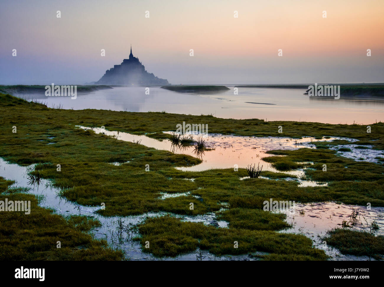 Mont Saint Michel Sonnenaufgang Dawn Couesnon Fluss landschaftlich Seelandschaft Abtei atmosphärischen düsteren sich windender Fluss Bucht von Mont St. Michel Stockfoto