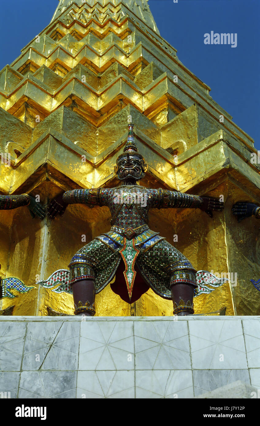 Buddhistischer Dämon Karyatide auf der Basis eines von den beiden goldenen Phra Chedis, Smaragd-Buddha-Tempel (Wat Phra Keo), Bangkok, Thailand Stockfoto