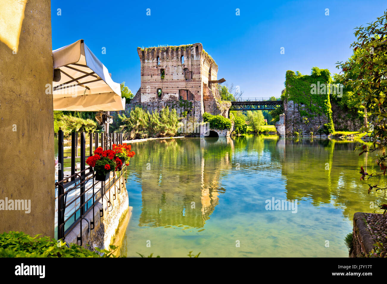 Blick auf den Fluss Mincio vom idyllischen Dorf Borghetto, Venetien, Italien Stockfoto