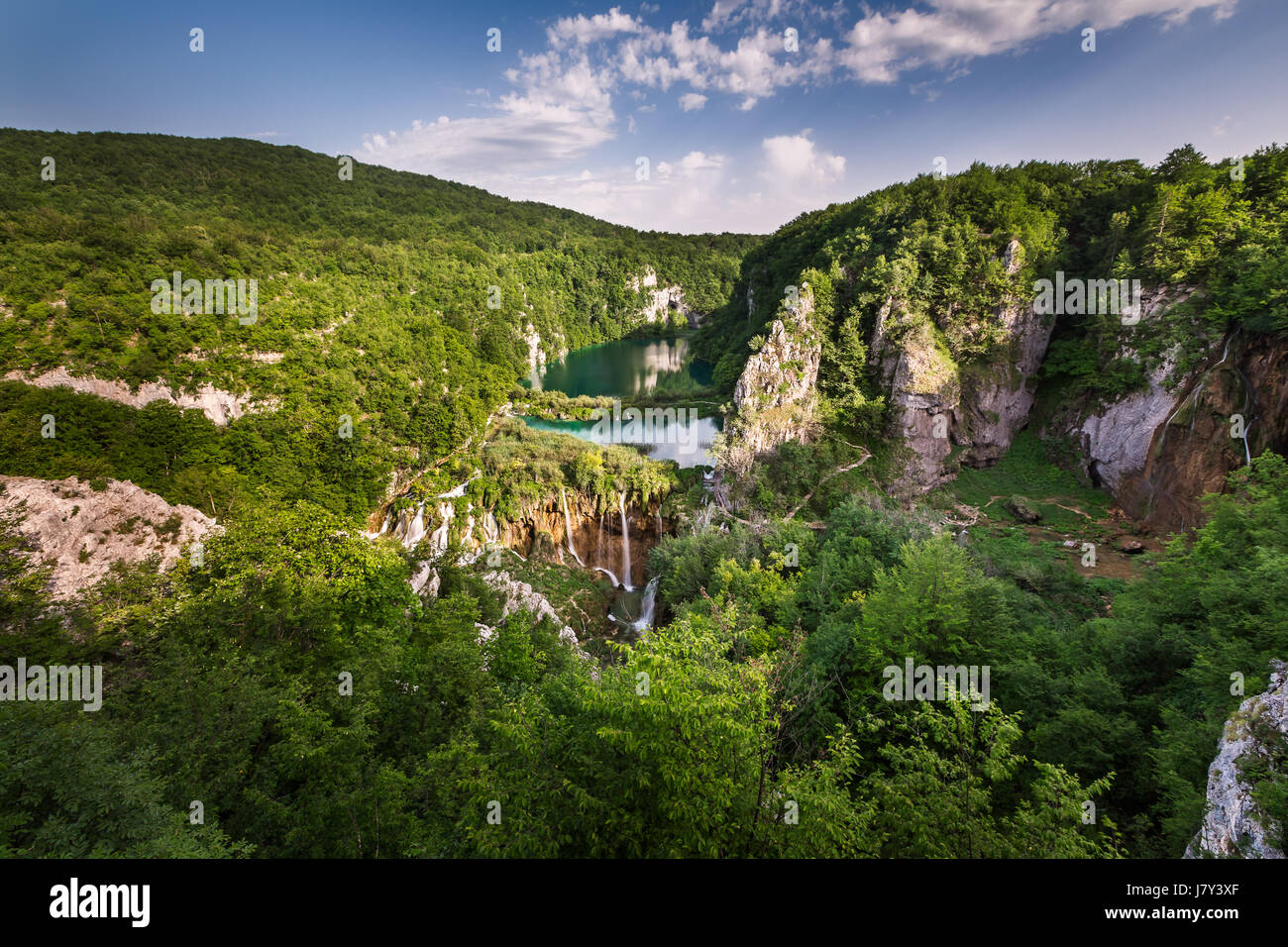 Luftbild auf Wasserfälle im Nationalpark Plitvice, Donja Jezera, Kroatien Stockfoto