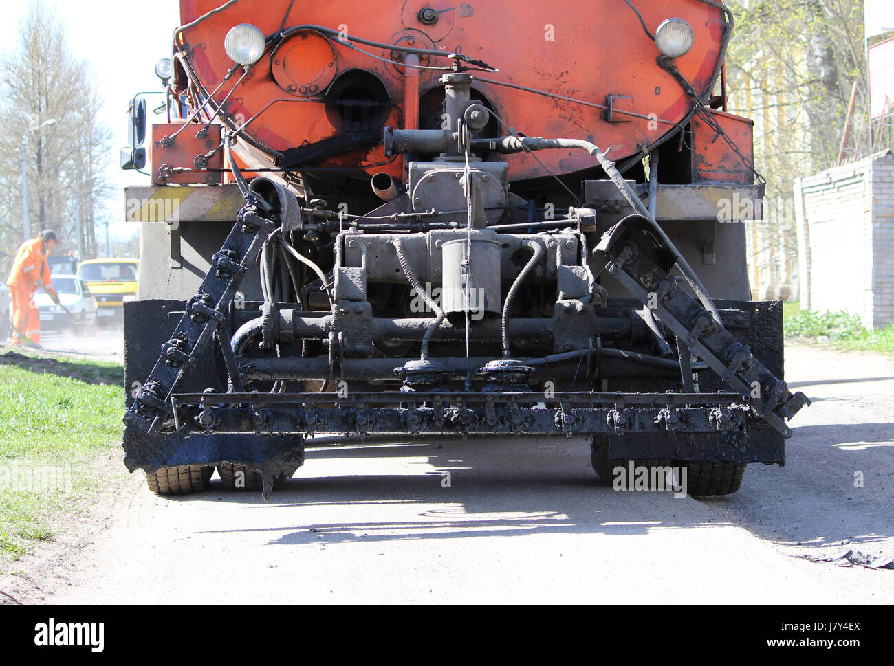 Maschine zur Asphaltstraße mit flüssigen schwarze Bitumen in den Tank. Stockfoto