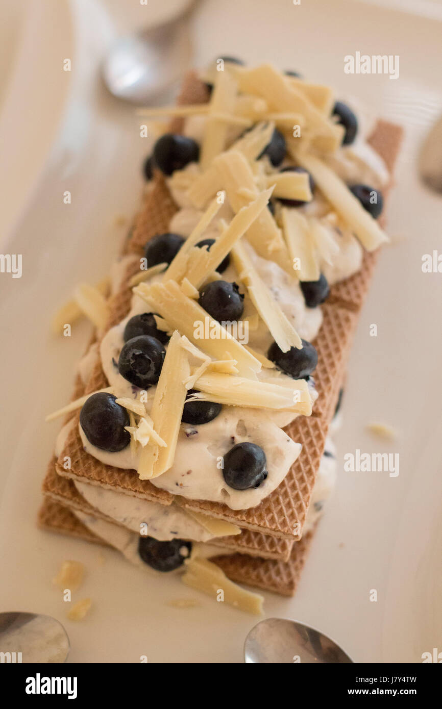Wafer mit einer Creme, weiße Schokolade und Heidelbeeren Stockfoto