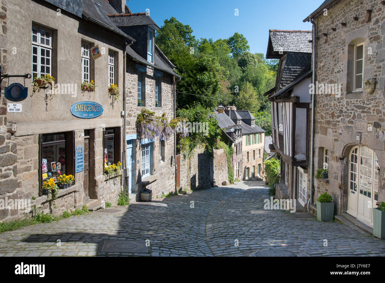 Mittelalterliche Gebäude in der Rue du Petit Fort, Dinan, Bretagne Stockfoto