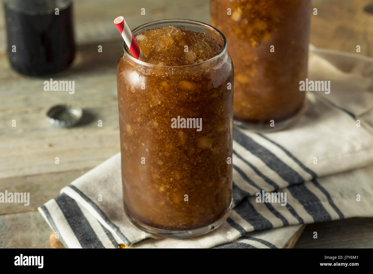 Hausgemachte Limonade matschigen Getränk mit einem Strohhalm eingefroren Stockfoto