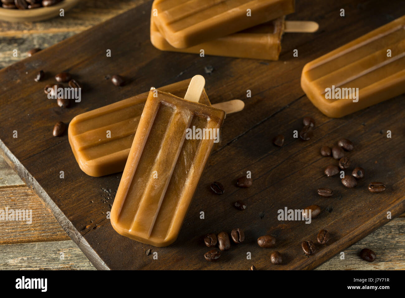 Hausgemachte erfrischenden Eistee Kaffee Eis am Stiel Stockfoto
