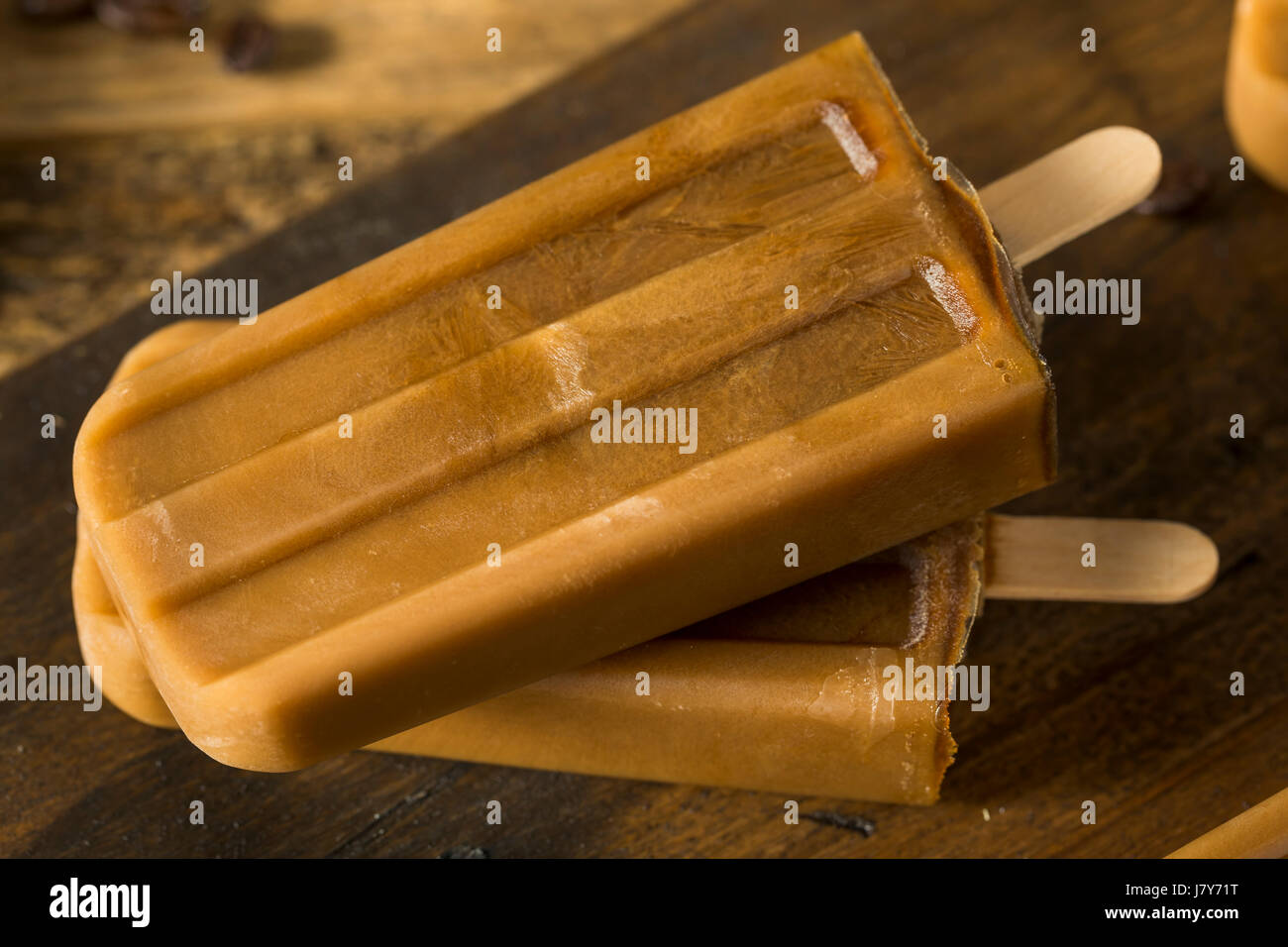 Hausgemachte erfrischenden Eistee Kaffee Eis am Stiel Stockfoto