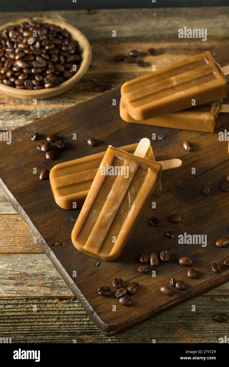 Hausgemachte erfrischenden Eistee Kaffee Eis am Stiel Stockfoto