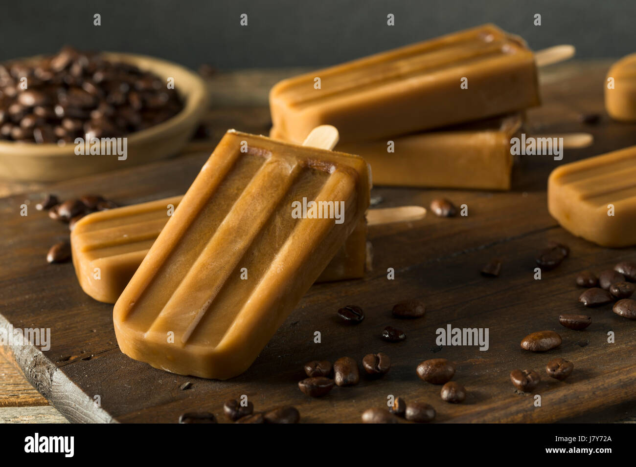 Hausgemachte erfrischenden Eistee Kaffee Eis am Stiel Stockfoto